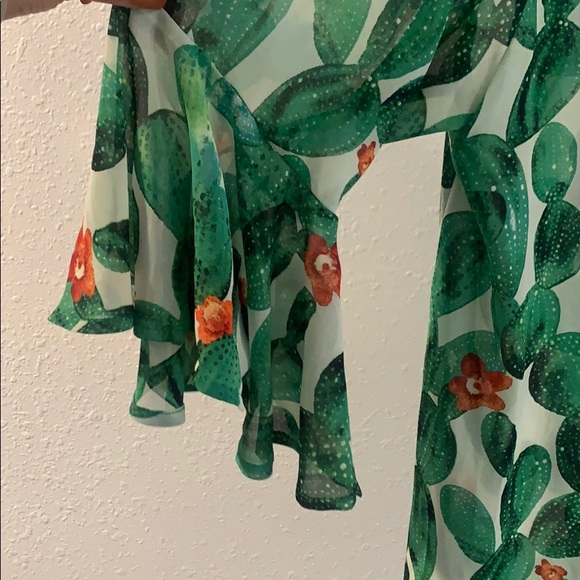 Beautiful L&B Cactus semi sheer Tunic - Picture 5 of 7